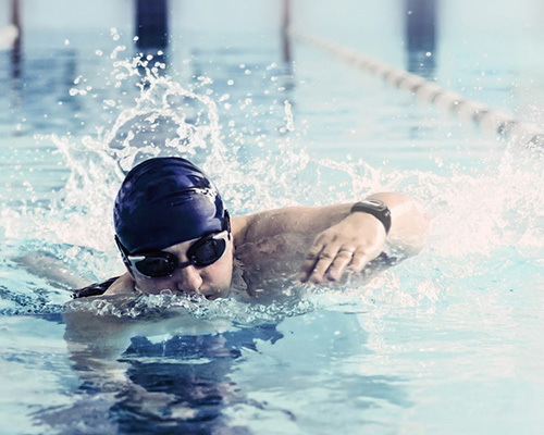 水泳などさまざまなスポーツシーンで便利やウォッチスーツ、アップルウォッチ保護にも最適！のイメージ画像